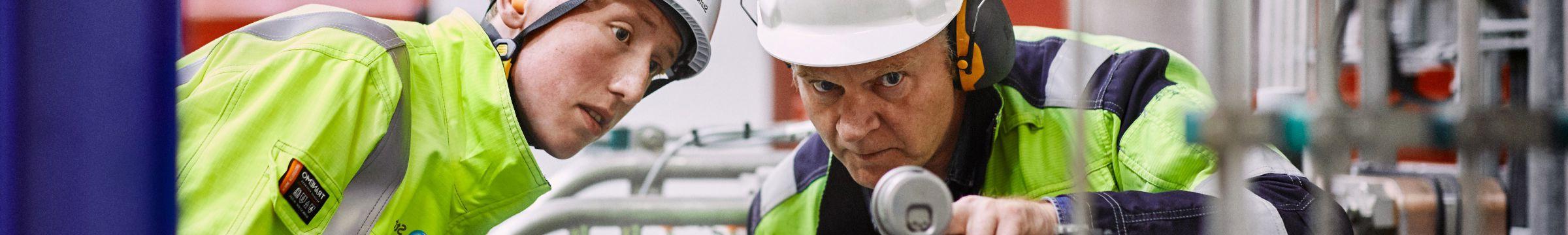 Employees looking at equipment at Ringendalen power plant in 挪威